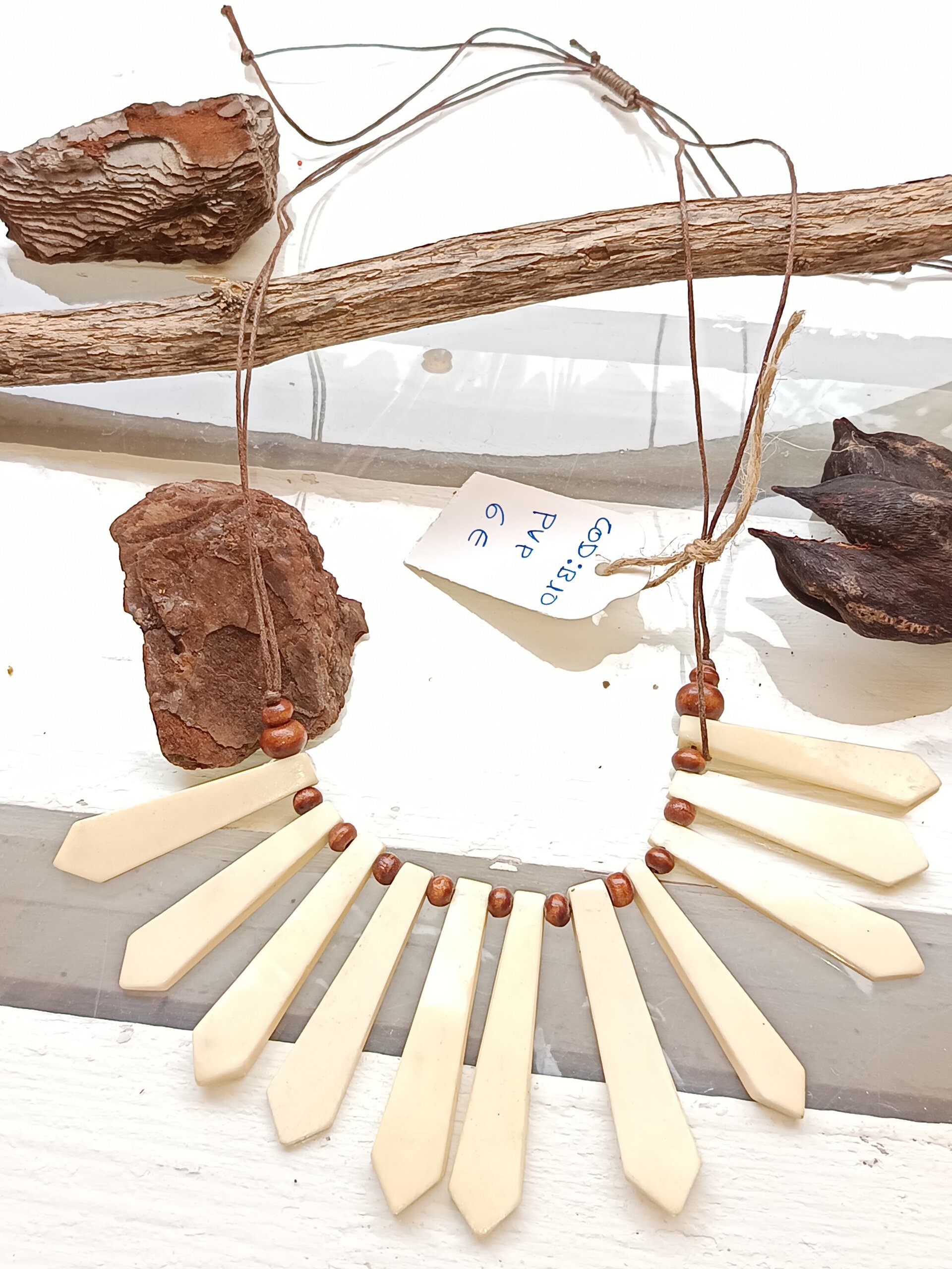 Collar thai de hueso en tono claro - 3