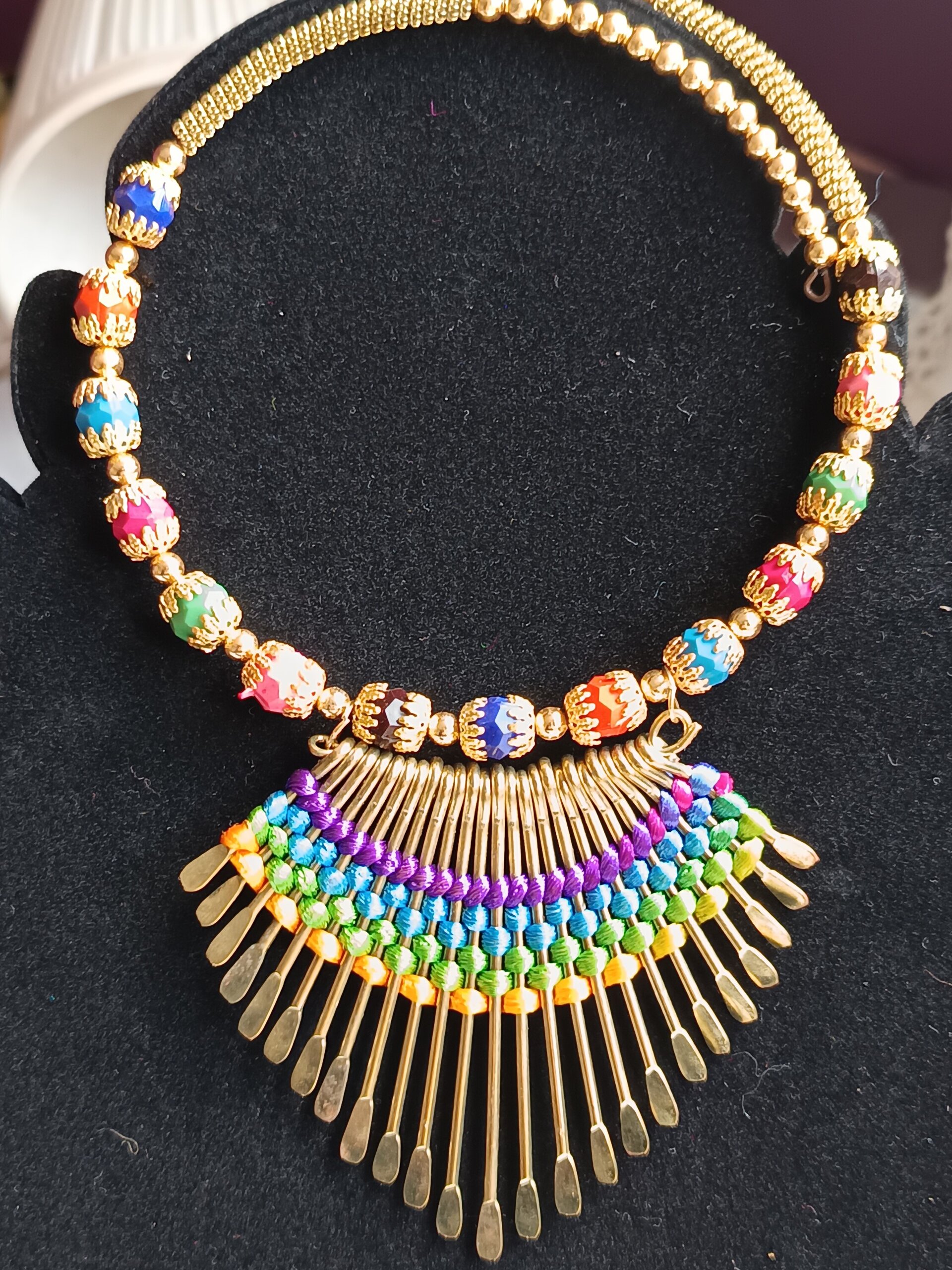 Collar gargantilla dorado con bolas de multicolor - 3